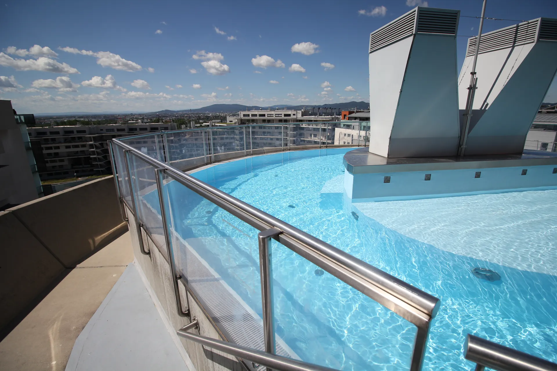 Wien Neubau Pool geländer – Immobilienmakler Wien | IZY Immobilien Wien Neubau Pool geländer – Immobilienmakler Wien | IZY Immobilien