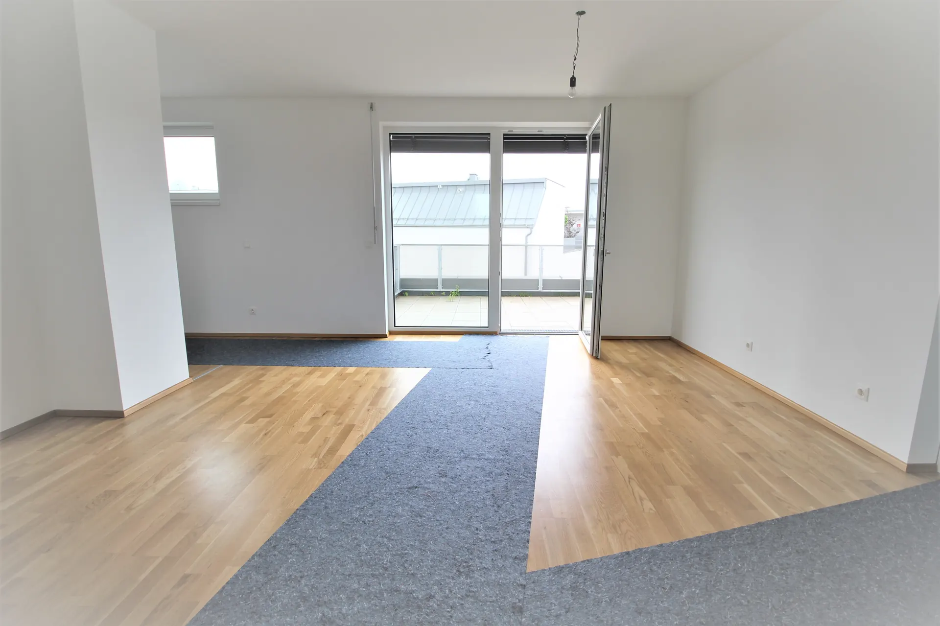 Penthouse Wien Zimmer leer fenster – Immobilienmakler Wien | IZY Immobilien Penthouse Wien Zimmer leer fenster – Immobilienmakler Wien | IZY Immobilien