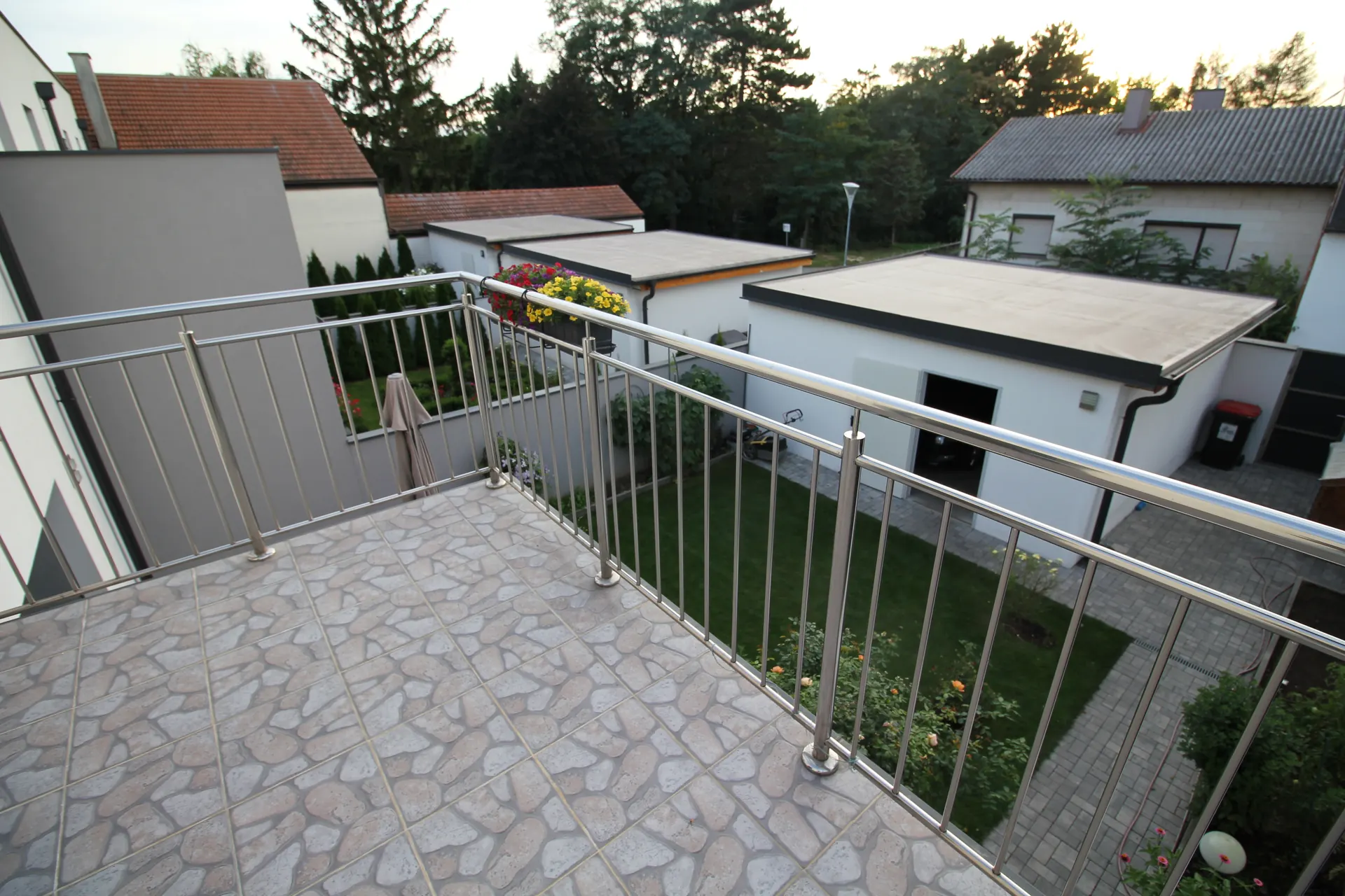 Haus Wien Terrasse Balkon oben – Immobilienmakler Wien | IZY Immobilien Haus Wien Terrasse Balkon oben – Immobilienmakler Wien | IZY Immobilien