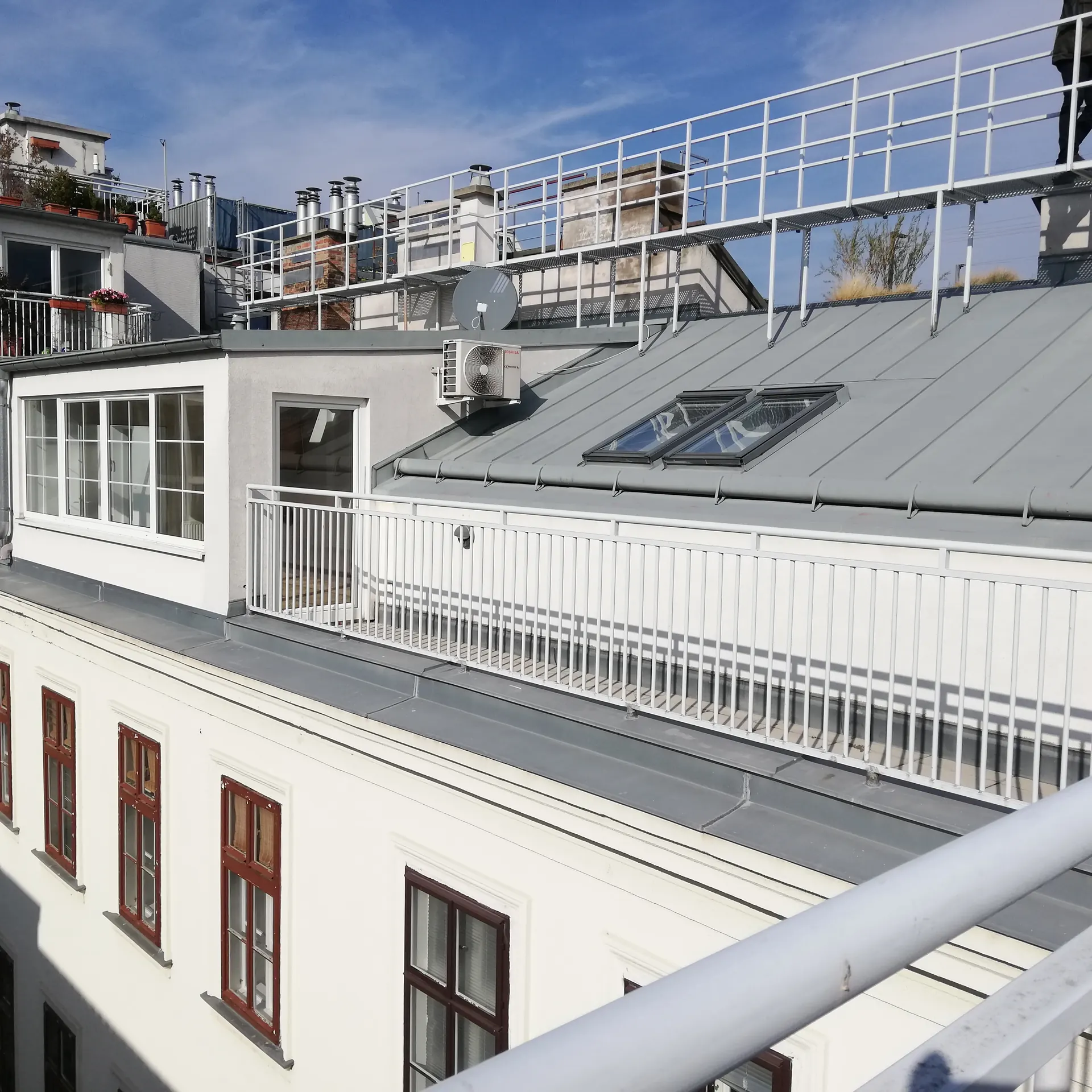 Altbau Wien Innenhof Dachterrasse – Immobilienmakler Wien | IZY Immobilien Altbau Wien Innenhof Dachterrasse – Immobilienmakler Wien | IZY Immobilien