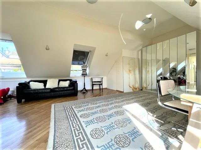 Dachgeschoss Loft Wien couch spiegel – Immobilienmakler Wien | IZY Immobilien
