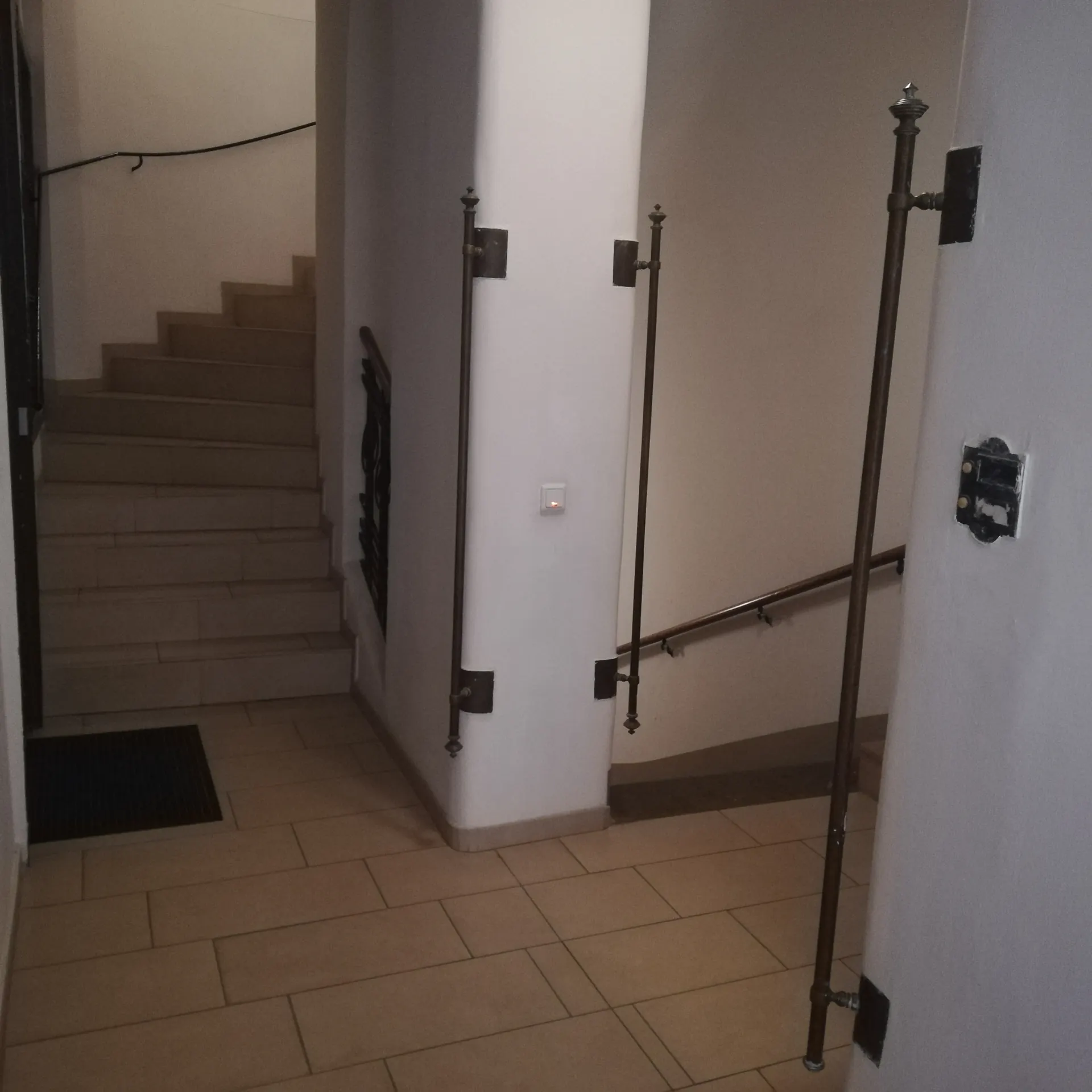 Altbau Wien Stiegenhaus fliesen – Immobilienmakler Wien | IZY Immobilien Altbau Wien Stiegenhaus fliesen – Immobilienmakler Wien | IZY Immobilien