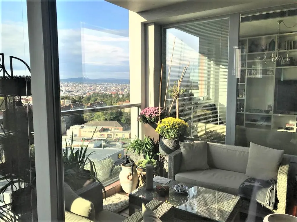Penthouse Wien Wohnbereich glasfront – Immobilienmakler Wien | IZY Immobilien