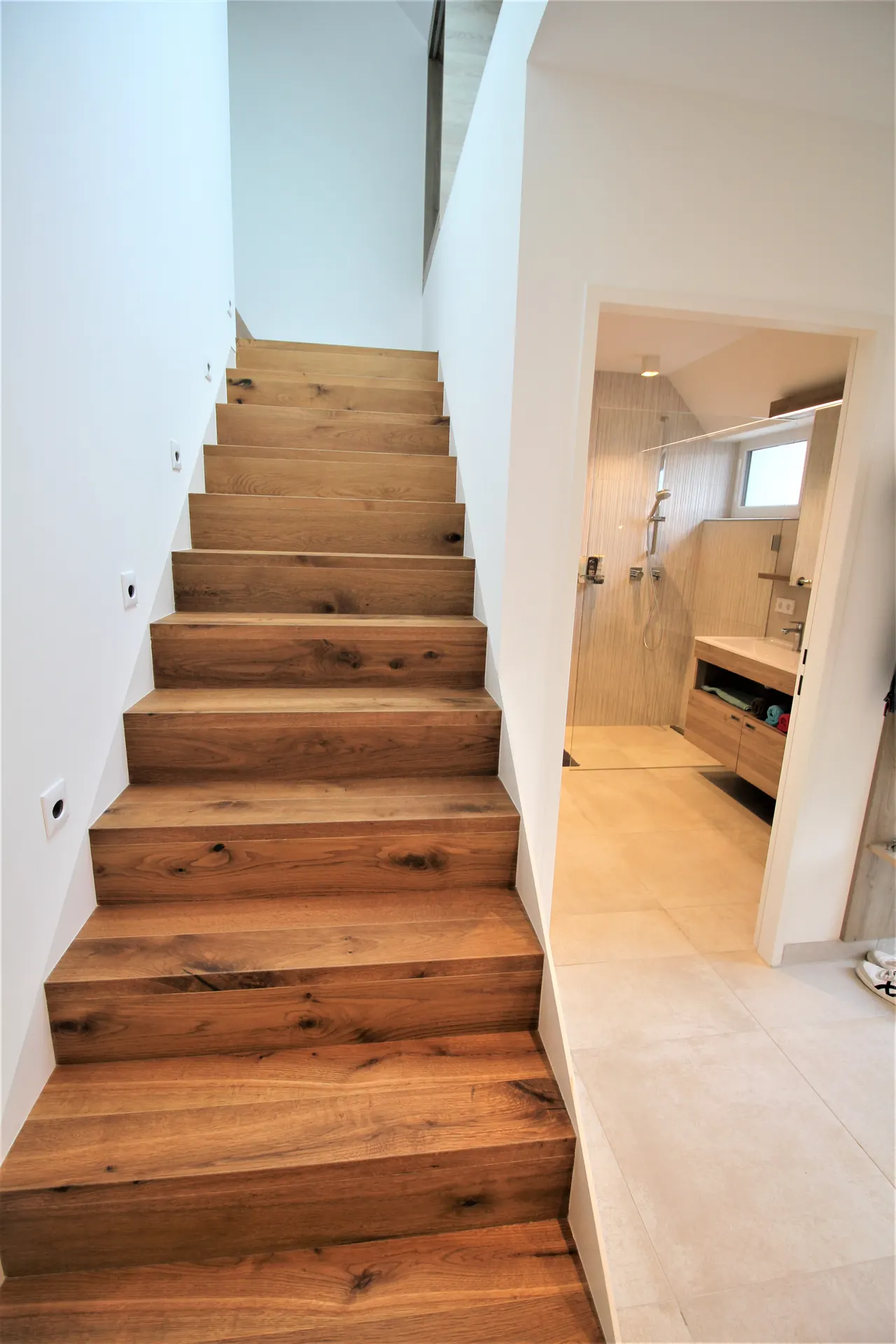 Dachgeschoss Wien holztreppe – Immobilienmakler Wien | IZY Immobilien