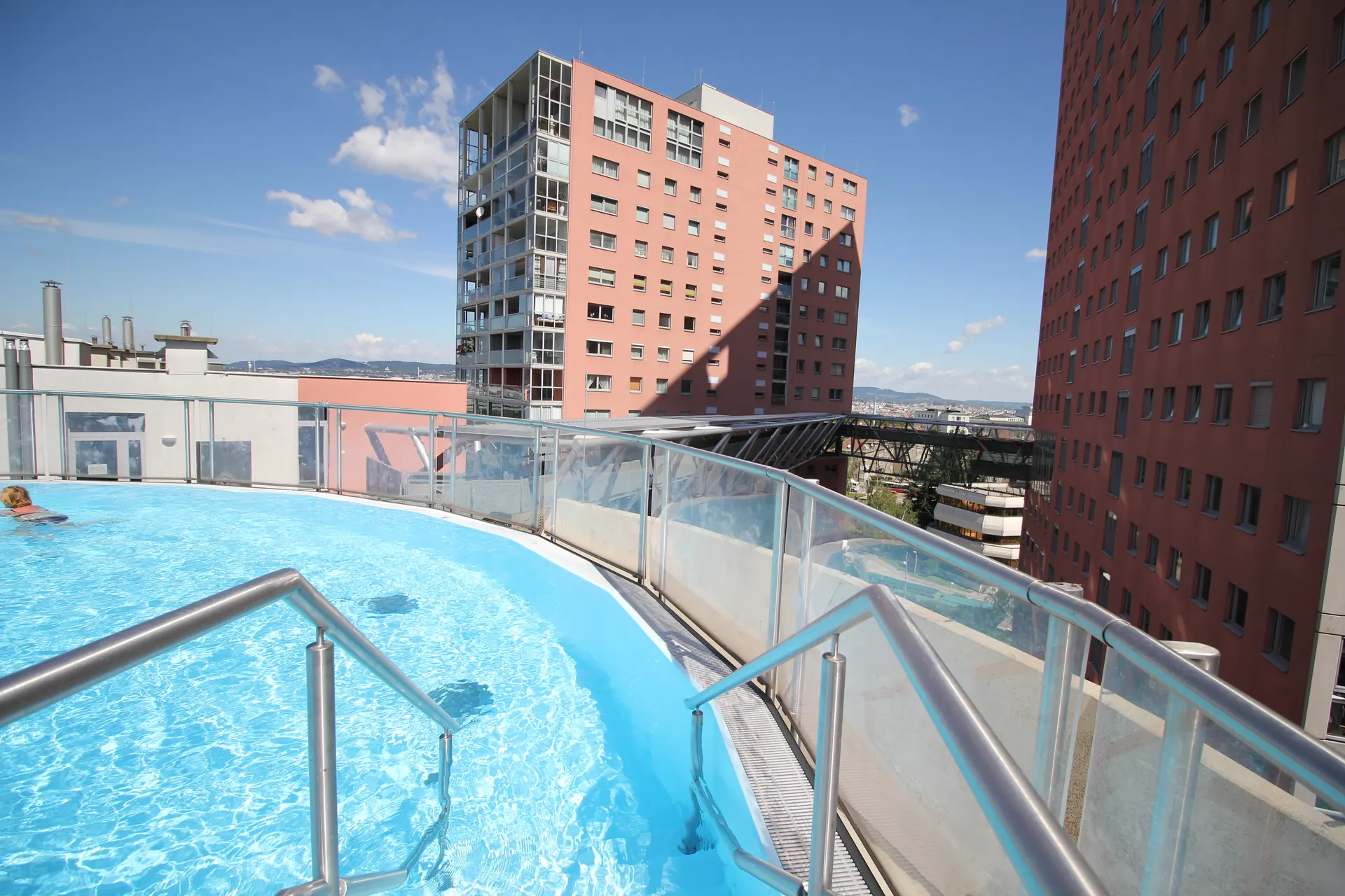 Wien Neubau Pool Panorama – Immobilienmakler Wien | IZY Immobilien Wien Neubau Pool Panorama – Immobilienmakler Wien | IZY Immobilien