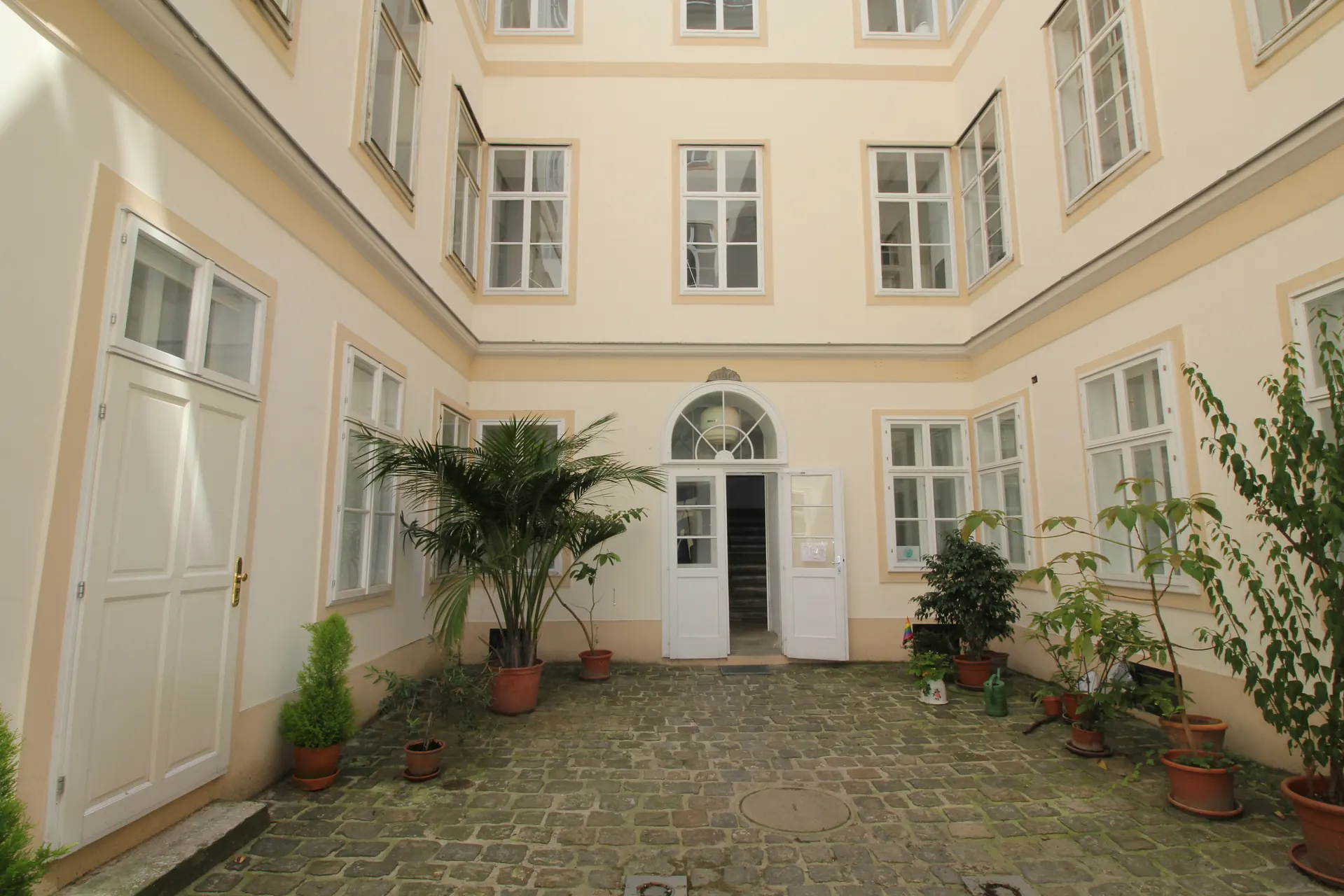 Altbau Wien eingangstor Palais – Immobilienmakler Wien | IZY Immobilien Altbau Wien eingangstor Palais – Immobilienmakler Wien | IZY Immobilien