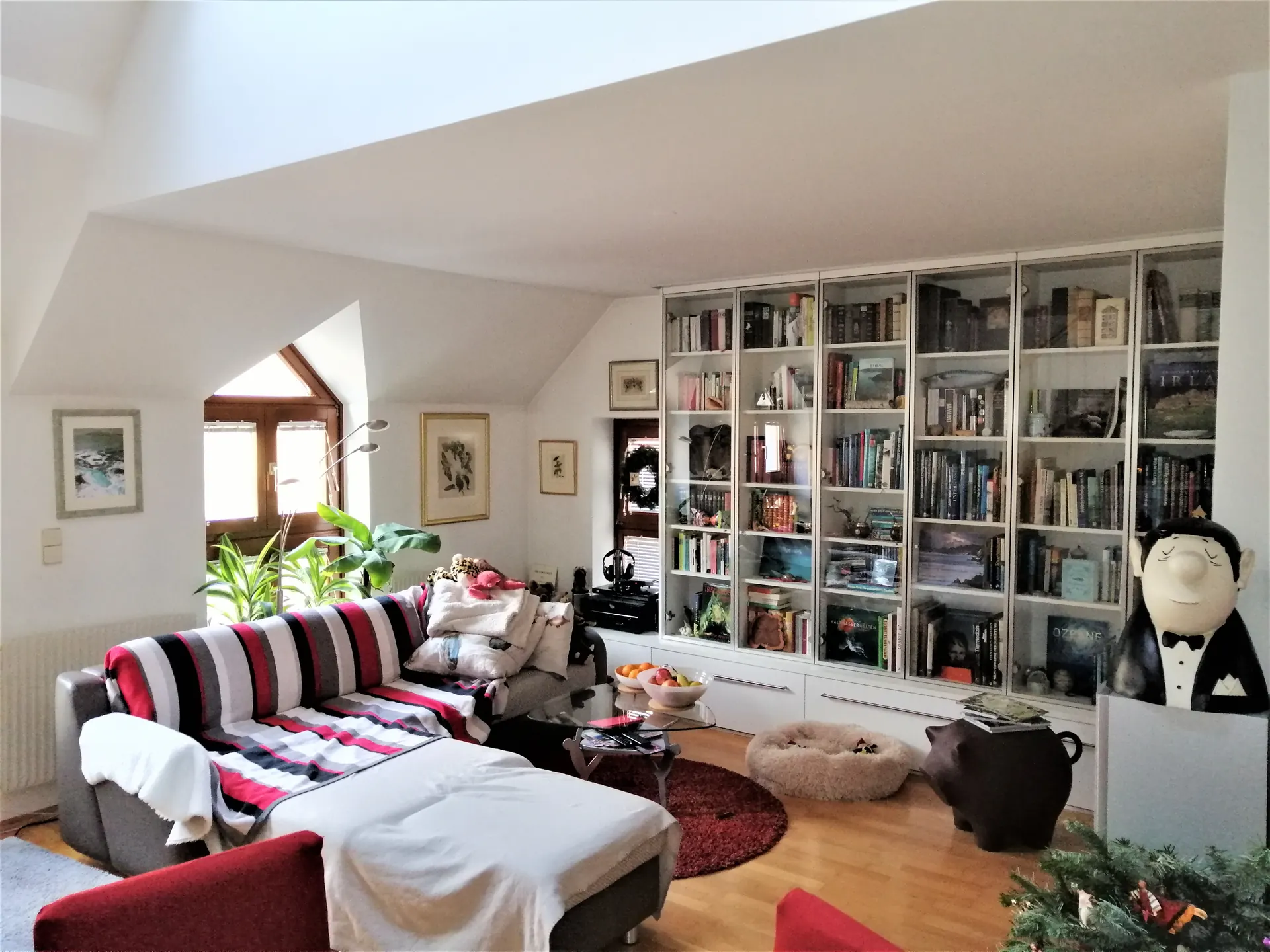 Wohnung Wien Wohnzimmer bücherwand – Immobilienmakler Wien | IZY Immobilien Wohnung Wien Wohnzimmer bücherwand – Immobilienmakler Wien | IZY Immobilien