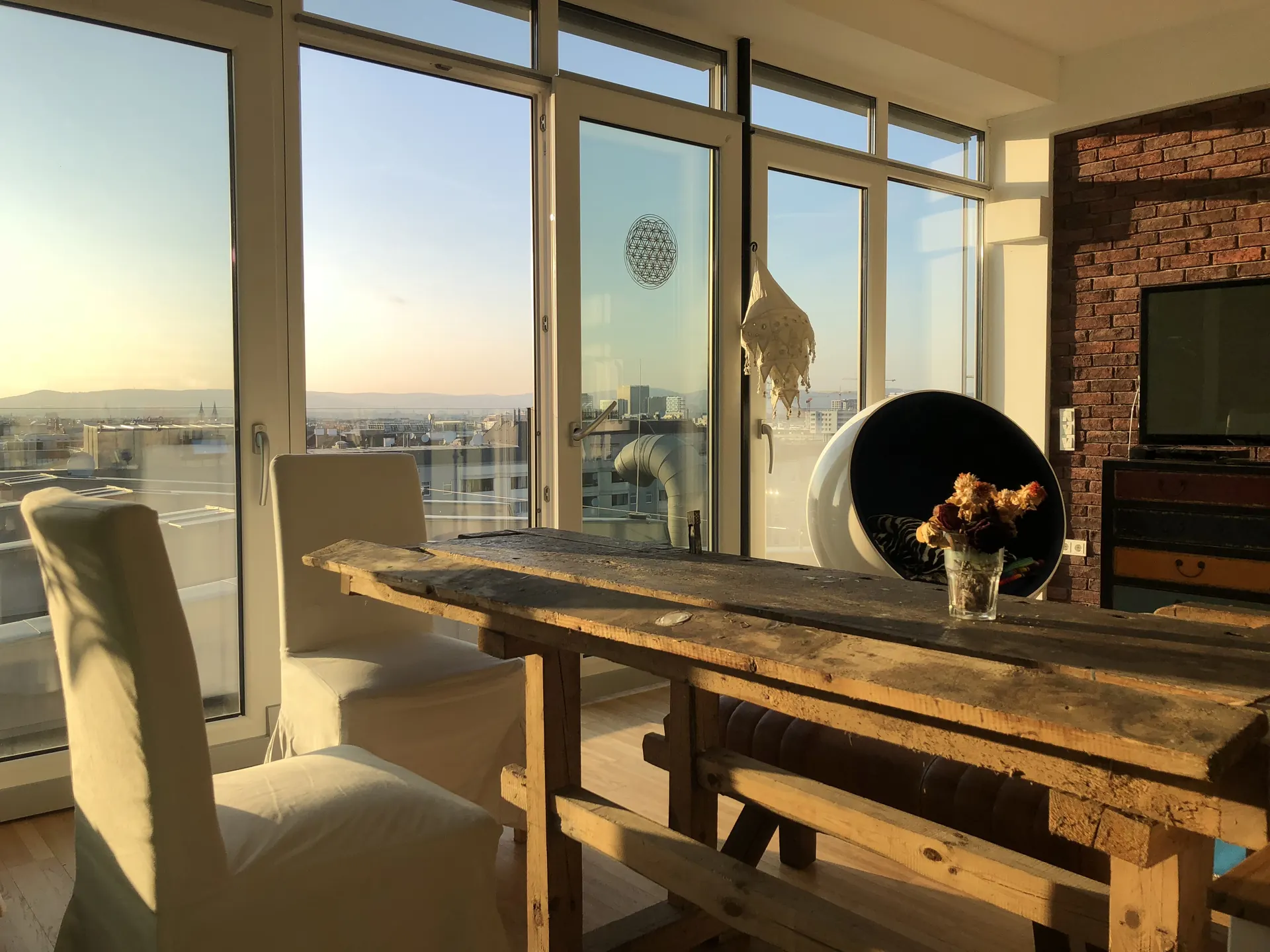 Penthouse Wien Wohnbereich dachfenster – Immobilienmakler Wien | IZY Immobilien Penthouse Wien Wohnbereich dachfenster – Immobilienmakler Wien | IZY Immobilien