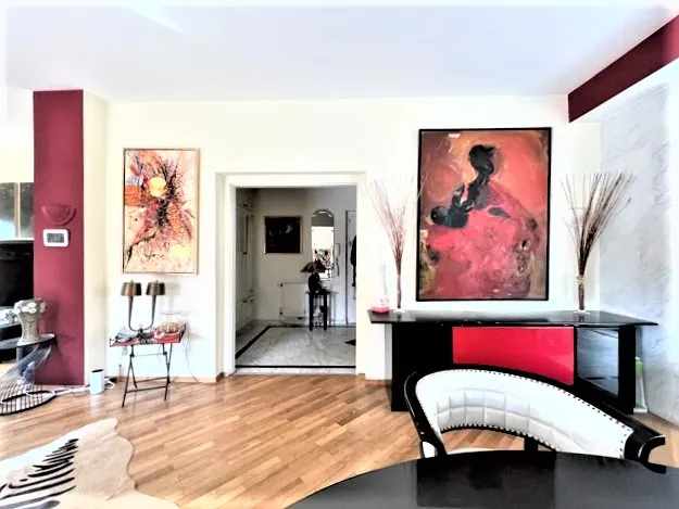 Dachgeschoss Loft Wien lounge rot – Immobilienmakler Wien | IZY Immobilien